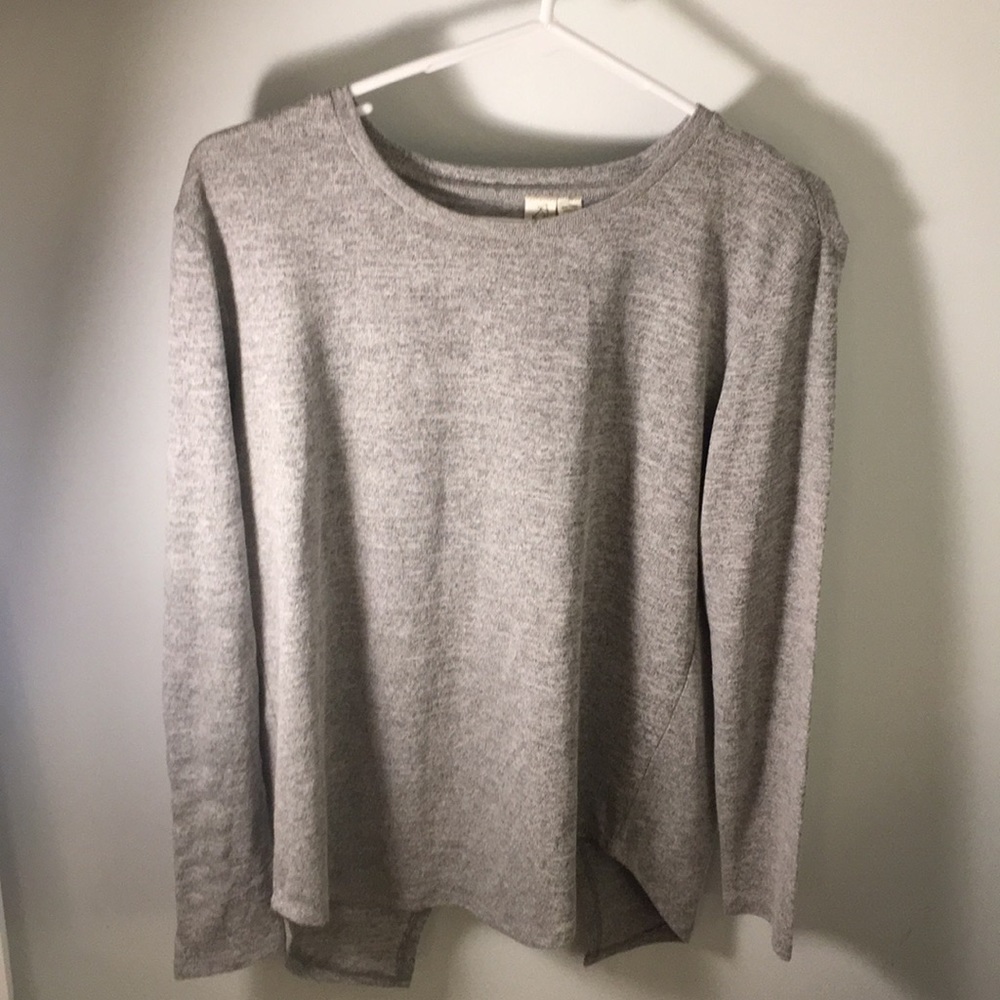 Comfortable Grey shirt with crossed back